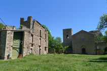 Restes de la casa de l´abat (esquerra) i part davantera del monestir.