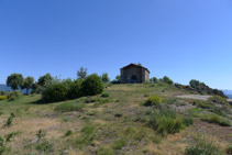 L´ermita de Sant Isidre de la Quar al capdamunt del serrat.