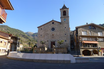 Església de Sant Pere de Gombrèn, situada a la plaça del Roser.