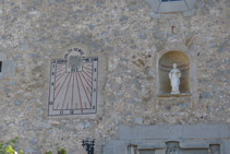 Rellotge de sol que hi ha a la façana de l´església de Sant Pere de Gombrèn.