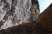 Escales tallades a la roca i capella de Santa Maria o de la Mare de Déu de Montgrony.