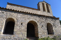 Portalada d´entrada a l´església de Sant Pere de Montgrony.