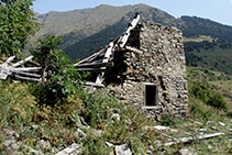 Fora de la ruta base: restes del poble abandonat de Montgarri.