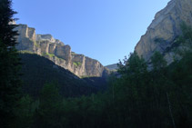 Parets del Gallinero (esquerra), circ de Cotatuero (centre) i muralla de Fraucata (dreta).