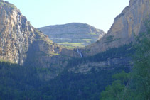 Detall del circ de Cotatuero i la cascada de Cotatuero.