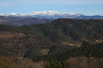 Vistes a la vall de Camprodon i al massís del Canigó.