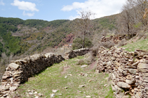 Camí entre murs arribant a Mencui.