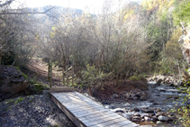 Arribem a un altre pont i passem a l´altra riba del riu.