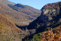 Des del corriol es veu la Roca de Baén i el poble de Soriguera.