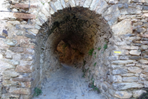 Després de pujar per la rampa el camí entra en un túnel molt curiós.