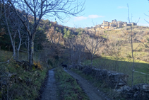 Anem cap a la Llau de Toscarri gaudint de magnífiques vistes de Tornafort a dalt d´un turó.