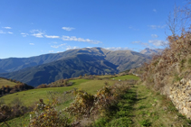 Baixem per entre prats de pastures. Al fons, el Tuc de la Cometa.