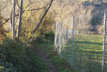 Avancem entre el riu Cantó i una tanca metàl·lica.