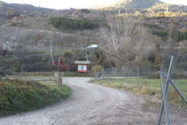 El camí ens porta fins a una àrea de lleure. Un cop allà seguim a la dreta.