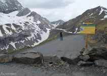 Unes roques obstaculitzen l´accés a una carretera destrossada. Estem al coll de Tentes.