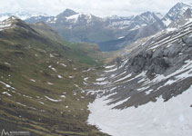 Una altra possible ascensió és des de Gavarnie, remuntant la vall de Pouey D´Aspe.