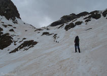 Després de recórrer tota la base del Taillón trobem la primera pala cap al coll de Sarradets.