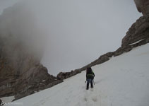 La Bretxa de Rotllan, a 2.807m, és un impressionant tall d´uns 40m d´ample per uns 100m d´alt.