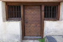 Detall de la porta de l´església de Sant Pere d´Aixirivall.