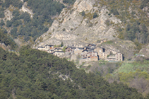 El poble de Fontaneda, a l´altre costat de la vall.