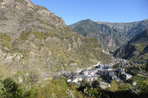 Vista de Sant Julià mirant cap al N, amb la serra del Vedat a l´esquerra.