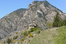 Església de Sant Serni de Nagol amb la serra del Vedat al fons.