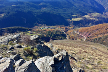 Llom del serrat de Santa Creu, amb vistes a Llagunes.