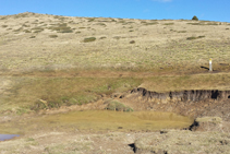 La Basseta, creuem la pista i seguim cap al N.