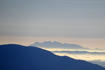 El perfil de Montserrat a la llunyania.