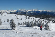 Pujant cap al cim, amb les muntanyes més altes del Pallars i d´Andorra al fons.