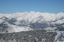 Distingim les 3 puntetes de la Pica d´Estats, el pic de Sotllo i el Monteixo.