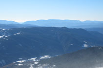 La serra del Montsec ben visible, amb el congost de Terradets i el congost de Mont-Rebei.