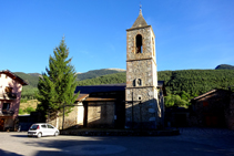 Plaça Major i església de Sant Climent d´Urús.