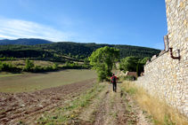 Girem a la dreta i comencem a pujar cap a la Tosa.