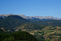 Vistes de la cara N del Cadí des del collet de Jovell.