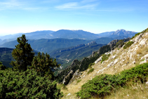 Vistes panoràmiques cap al S. A la dreta distingim el Pedraforca.