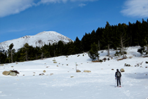 Creuem la pista, al fons destaca el Tossal Bovinar (2.842m).