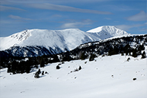 Vistes a la serra d´Airosa i al pic del Monturull o Torre dels Soldats (2.759m).