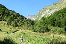 Pujant per la vall de le Gela.