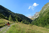 Pugem embadalits davant de l´espectacular muralla de Barroude que s´alça imponentment al fons de la vall.