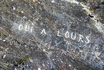 Inscripció en una roca "Oui a l´ours" -"Sí a l´os"- que ens recorda la presència actual d´aquest plantígrad als Pirineus.