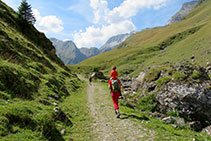 Intuïm que ja queda molt poc perquè el panorama de la capçalera de la vall se´ns obri completament.