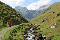 Arribem al pont, trencall de camins Barroude / Port Vieux.