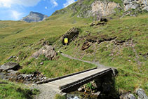 Pont de fusta sobre la Neste de la Géla.