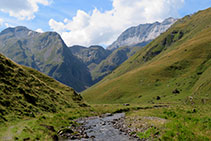 La vall s´obre i ens ofereix vistes impressionants.