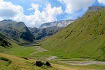 Vistes a la capçalera de la vall de la Géla amb la muralla de Barroude al fons.