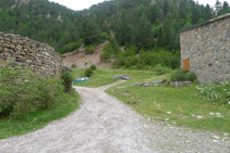 Agafem el camí que hi ha a la dreta del refugi de Bujaruelo.