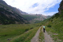 El camí avança cap a la capçalera de la vall.