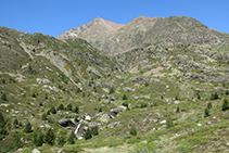 Vistes de la capçalera de la vall de Riqüerna.