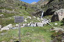 El Pontet de Rus i la cascada de Riqüerna al fons.